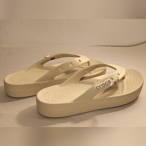 CROCS NWOT Women's Cream Platform Flip Flop Sandals Sz 10